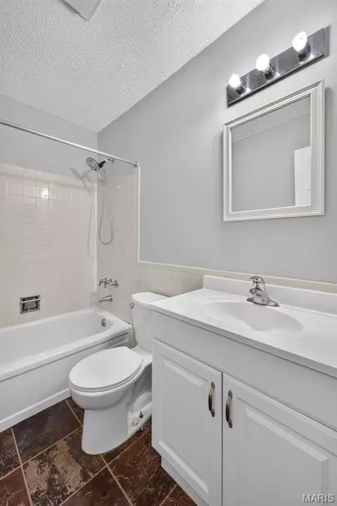 Bath - 2358 Hidden Meadow Ln, Ballwin, MO 63021 photo 2 of 3