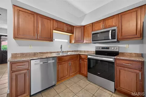 Kitchen - 2358 Hidden Meadow Ln, Ballwin, MO 63021 photo 3 of 4