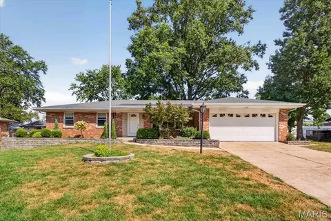 5827 Pebble Oak Dr, Saint Louis, MO 63128