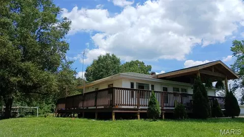 9480 Battleford Rd, Stonefort, IL 62987
