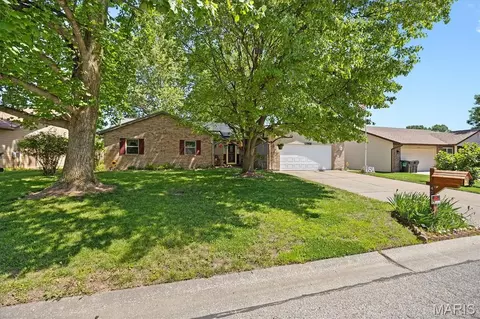 401 Kim Dr, Fairview Heights, IL 62208