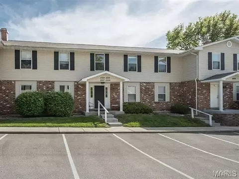 2221 Highland Hill Dr #D, Saint Peters, MO 63376