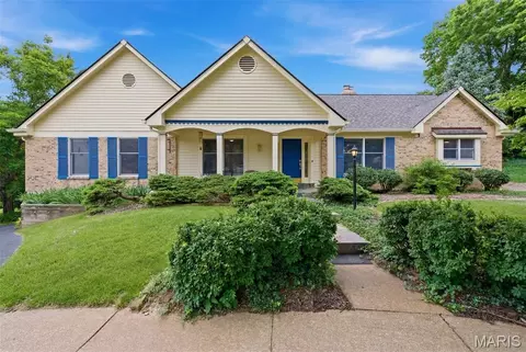 201 W Manor Dr, Chesterfield, MO 63017