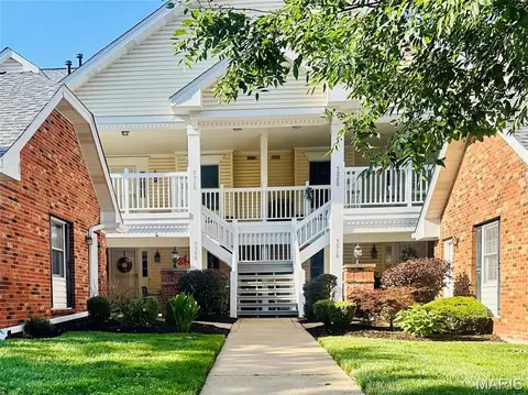7312 Woodlawn Colonial Ln, Shrewsbury, MO 63119