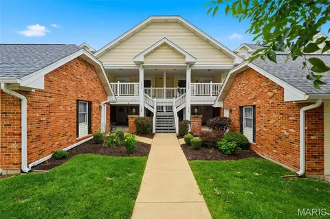 7312 Woodlawn Colonial Ln, Shrewsbury, MO 63119