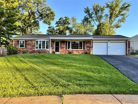 106 Bellechasse Dr, Chesterfield, MO 63017