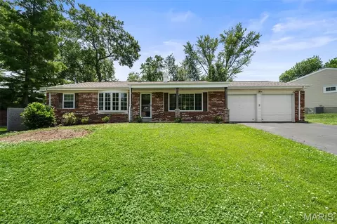 106 Bellechasse Dr, Chesterfield, MO 63017
