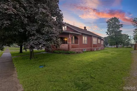 150 N Park St, Hoyleton, IL 62803