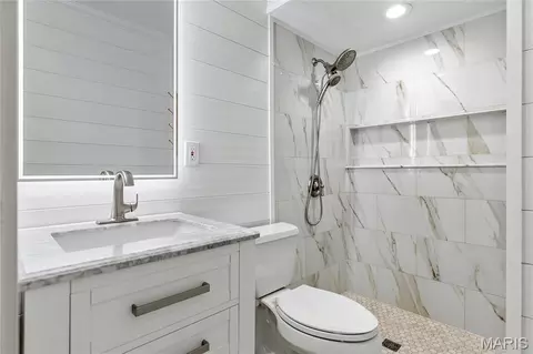 Bath - 884 Village Brook Ct, Ballwin, MO 63021 photo 4 of 7