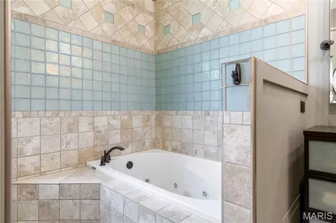 Bath - 884 Village Brook Ct, Ballwin, MO 63021 photo 3 of 7