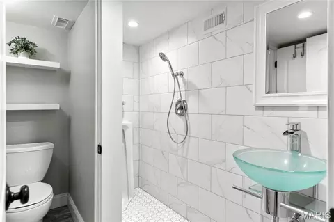 Bath - 884 Village Brook Ct, Ballwin, MO 63021 photo 7 of 7