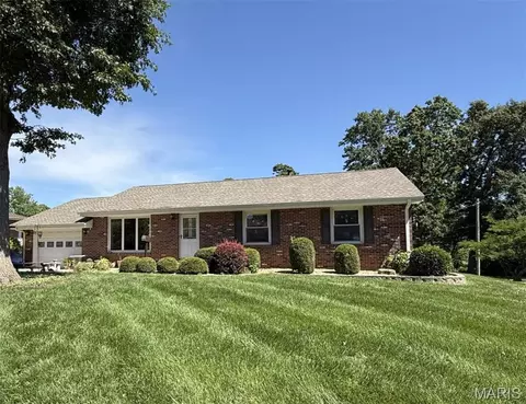 707 Pershing Dr, Warrenton, MO 63383