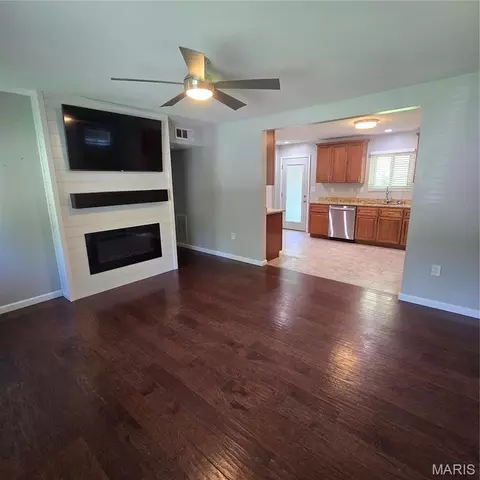 Living - 602 Butler Dr, Eureka, MO 63025 photo 2 of 3