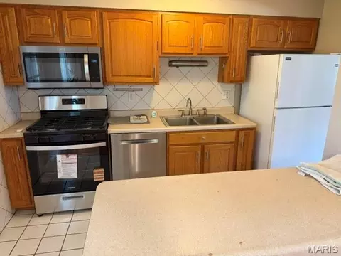 Kitchen - 17 Saint Lawrence Dr, Ballwin, MO 63021 photo 1 of 2