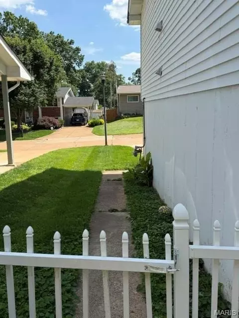 Exterior - 17 Saint Lawrence Dr, Ballwin, MO 63021 photo 5 of 21