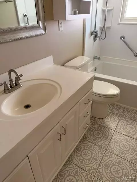 Bath - 17 Saint Lawrence Dr, Ballwin, MO 63021 photo 1 of 6