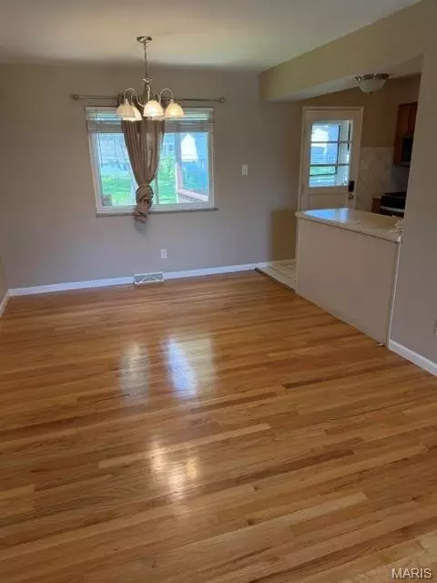Living - 17 Saint Lawrence Dr, Ballwin, MO 63021 photo 2 of 4