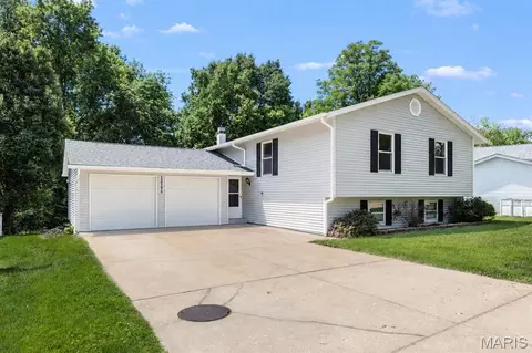 12190 Rain Hollow Ct, Maryland Heights, MO 63043