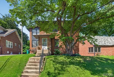 17 Greendale Dr, Saint Louis, MO 63121