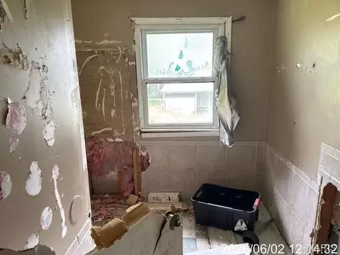 Bath - 206 Mueller Dr, Cuba, MO 65453 photo 1 of 2