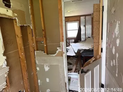 Entry Way - 206 Mueller Dr, Cuba, MO 65453 photo 5 of 5