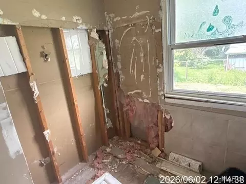 Bath - 206 Mueller Dr, Cuba, MO 65453 photo 2 of 2