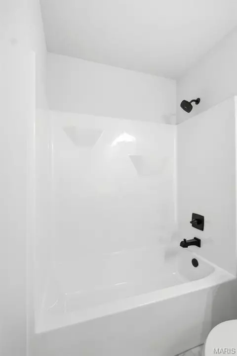 Bath - 1015 Samwise St, Wright City, MO 63390 photo 2 of 5