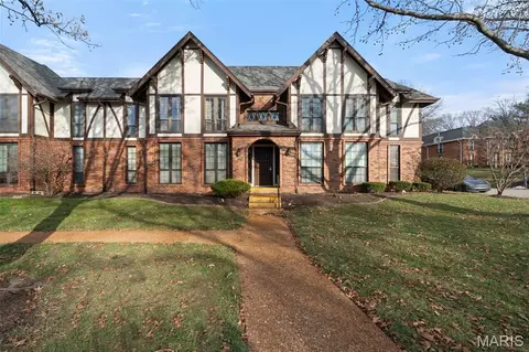 917 Claytonbrook Dr #3, Ballwin, MO 63011
