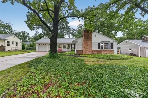 223 Woodridge Rd, Kirkwood, MO 63122