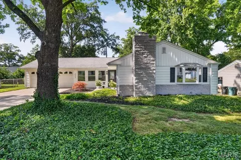 223 Woodridge Rd, Kirkwood, MO 63122