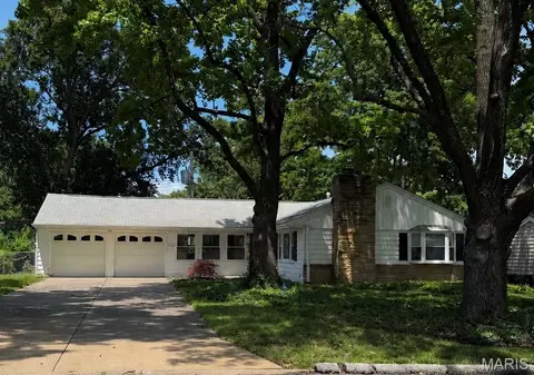 223 Woodridge Rd, Kirkwood, MO 63122