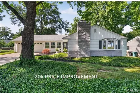 223 Woodridge Rd, Kirkwood, MO 63122