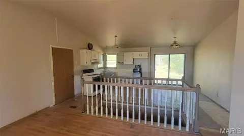 Entry Way - 2120 4 Mile Rd, Washington, MO 63090 photo 2 of 4