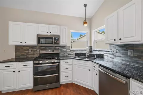Kitchen - 420 Rascal Xing, O'fallon, MO 63366 photo 4 of 5