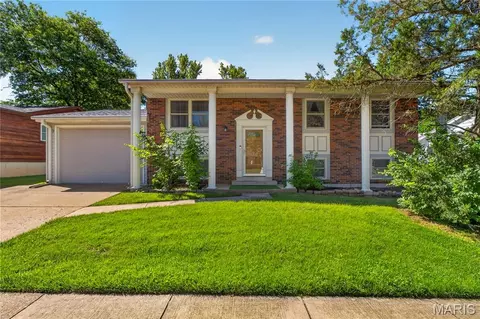 658 Green Forest Dr, Fenton, MO 63026