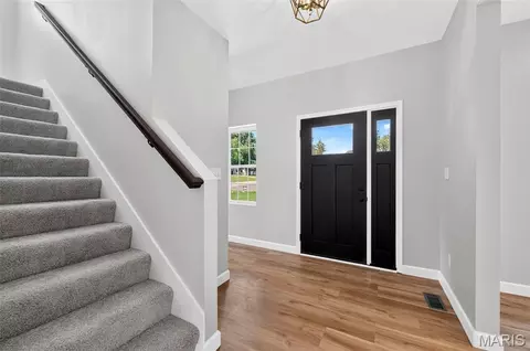 Entry Way - 106 Highview Dr, Ballwin, MO 63011 photo 2 of 4