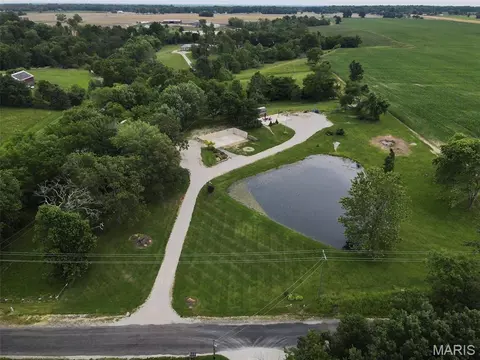 7112 Fields Dr, Moro, IL 62067