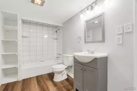 Bath - 635 Castlewood Dr, Ballwin, MO 63021 photo 2 of 2