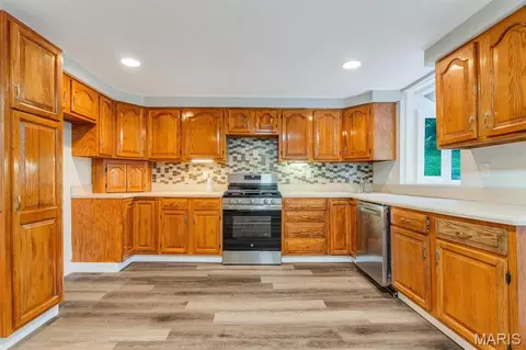Kitchen - 635 Castlewood Dr, Ballwin, MO 63021 photo 2 of 2