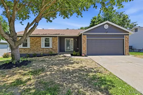 57 Valley View Dr, Saint Peters, MO 63376