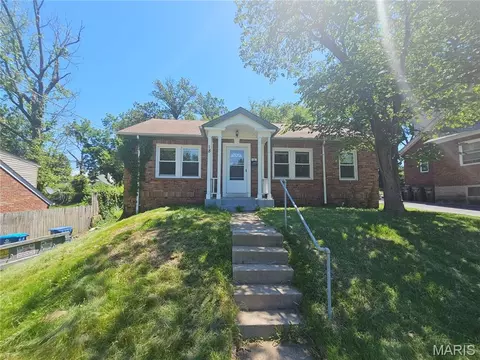 18 S Barat Ave, Ferguson, MO 63135