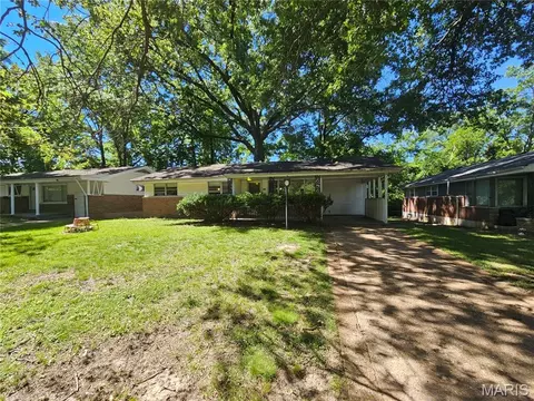 2356 Gardner Dr, Saint Louis, MO 63136