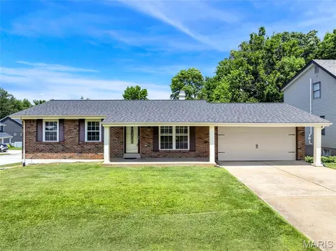 835 Westrun Dr, Ballwin, MO 63021