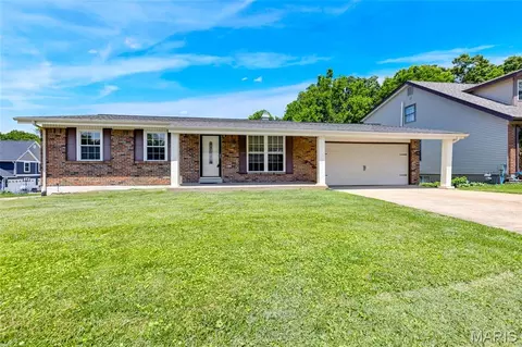 835 Westrun Dr, Ballwin, MO 63021