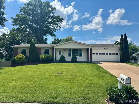 1111 Sandstone Dr, Saint Louis, MO 63146