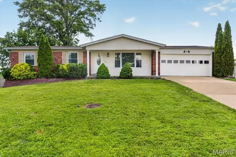 1111 Sandstone Dr, Saint Louis, MO 63146