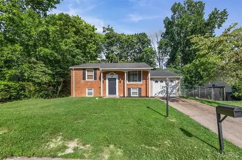 6 Kingston Dr, Fairview Heights, IL 62208