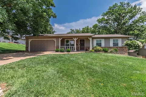 13 Suncrest Dr, Saint Peters, MO 63376