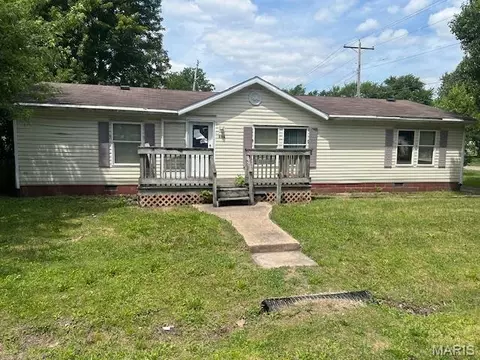 303 S Sherman St, Girard, IL 62640
