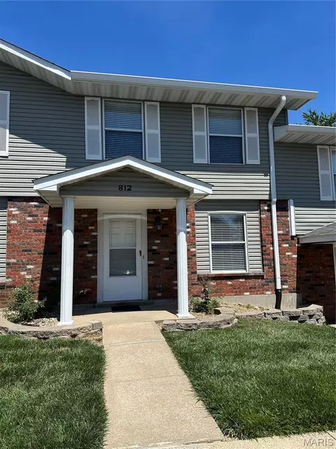 812 Highland Hill Ct #B, Saint Peters, MO 63376